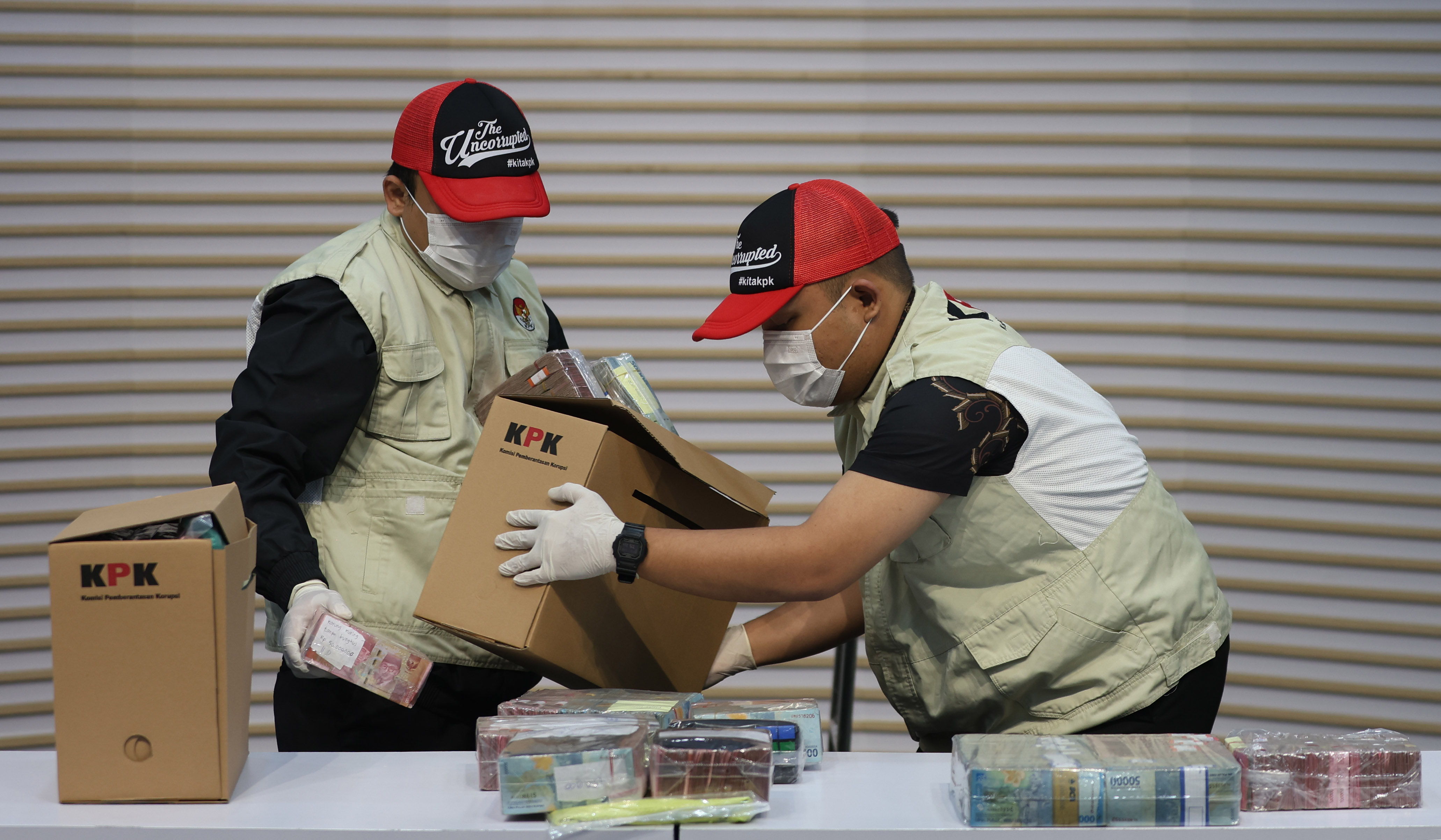 KPK sita uang hasil ott Bupati Pati. (Agus Priatna/SinPo.id)