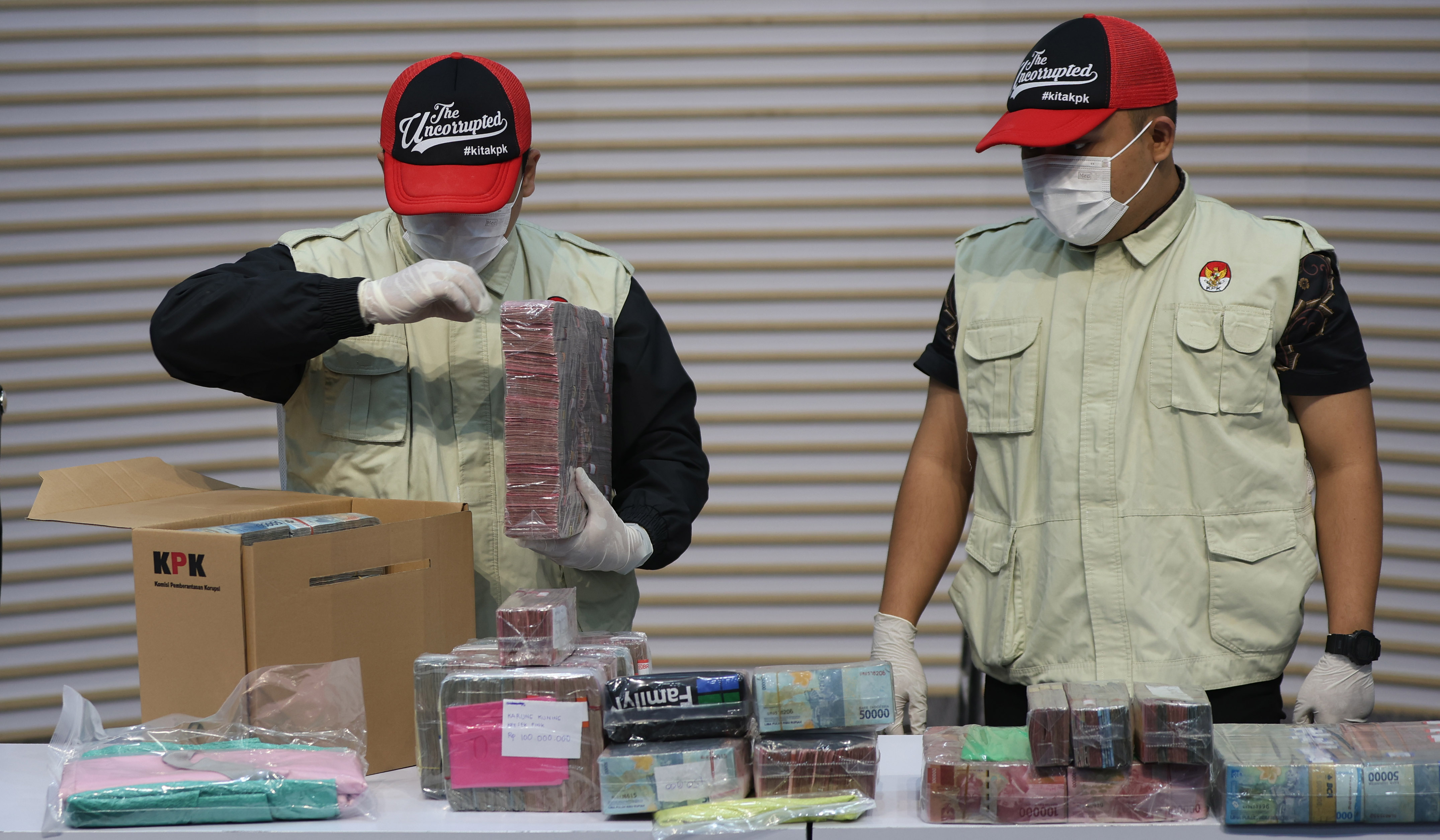 KPK sita uang hasil ott Bupati Pati. (Agus Priatna/SinPo.id)