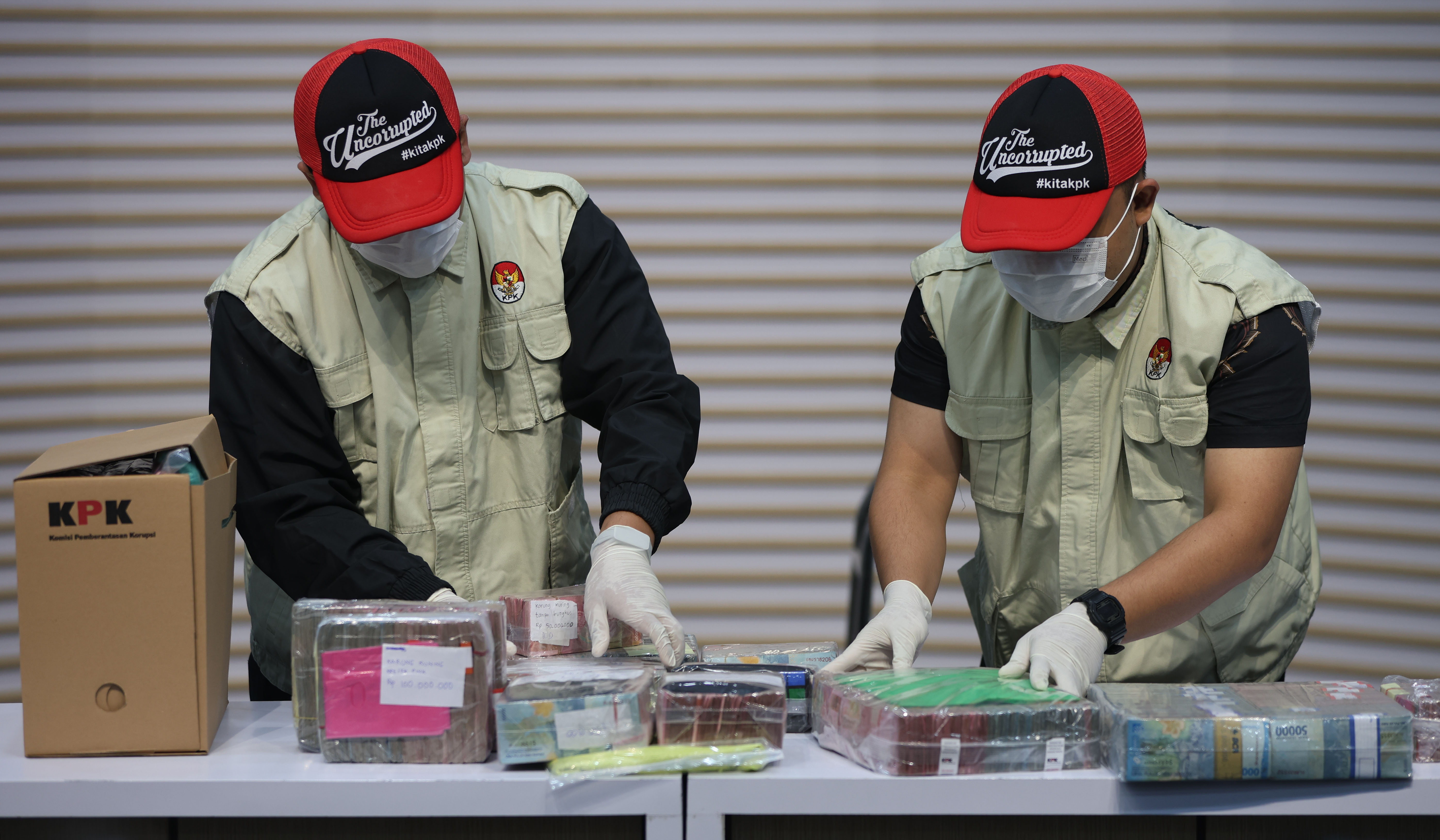 KPK sita uang hasil ott Bupati Pati. (Agus Priatna/SinPo.id)