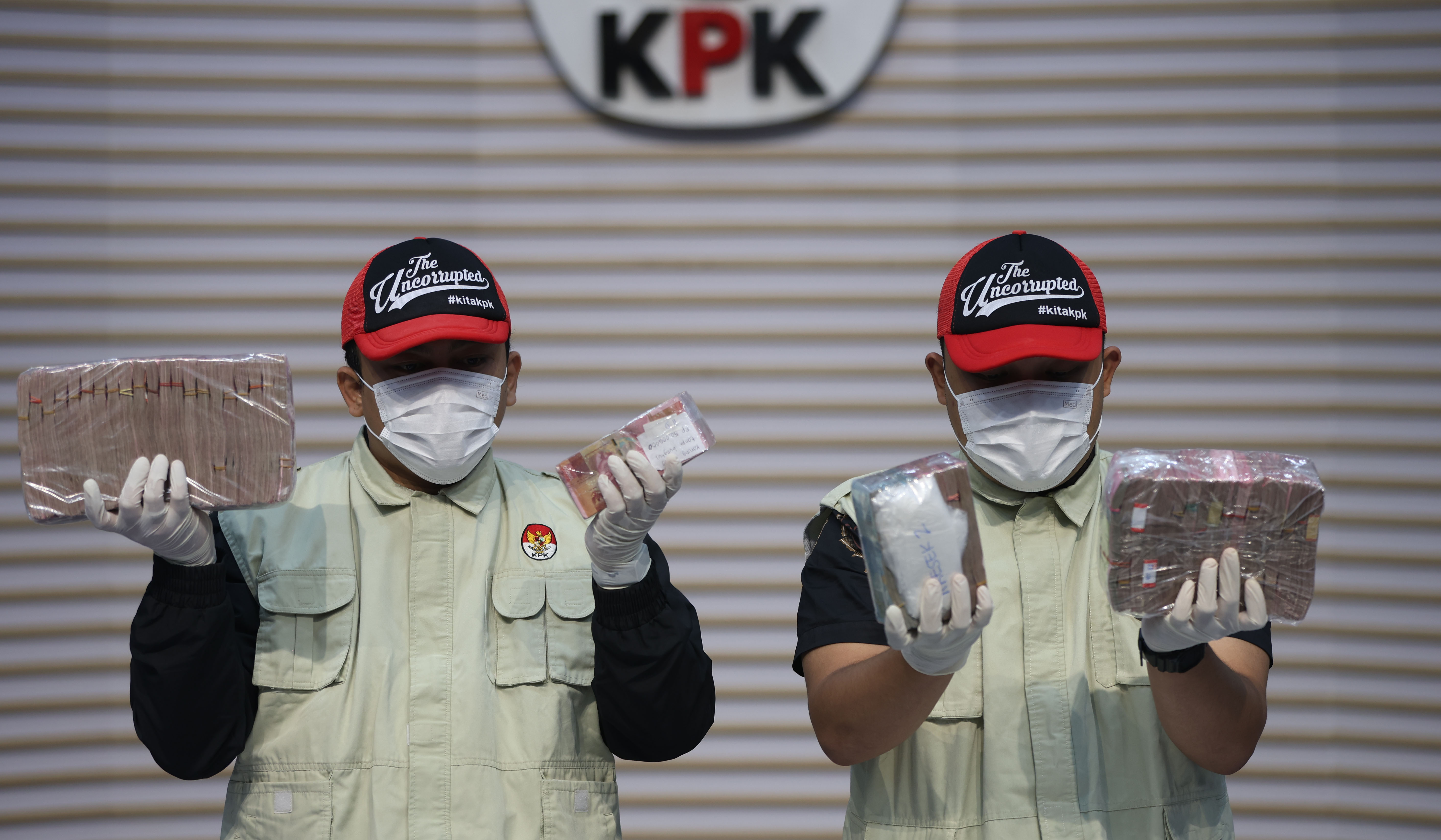 KPK sita uang hasil ott Bupati Pati. (Agus Priatna/SinPo.id)