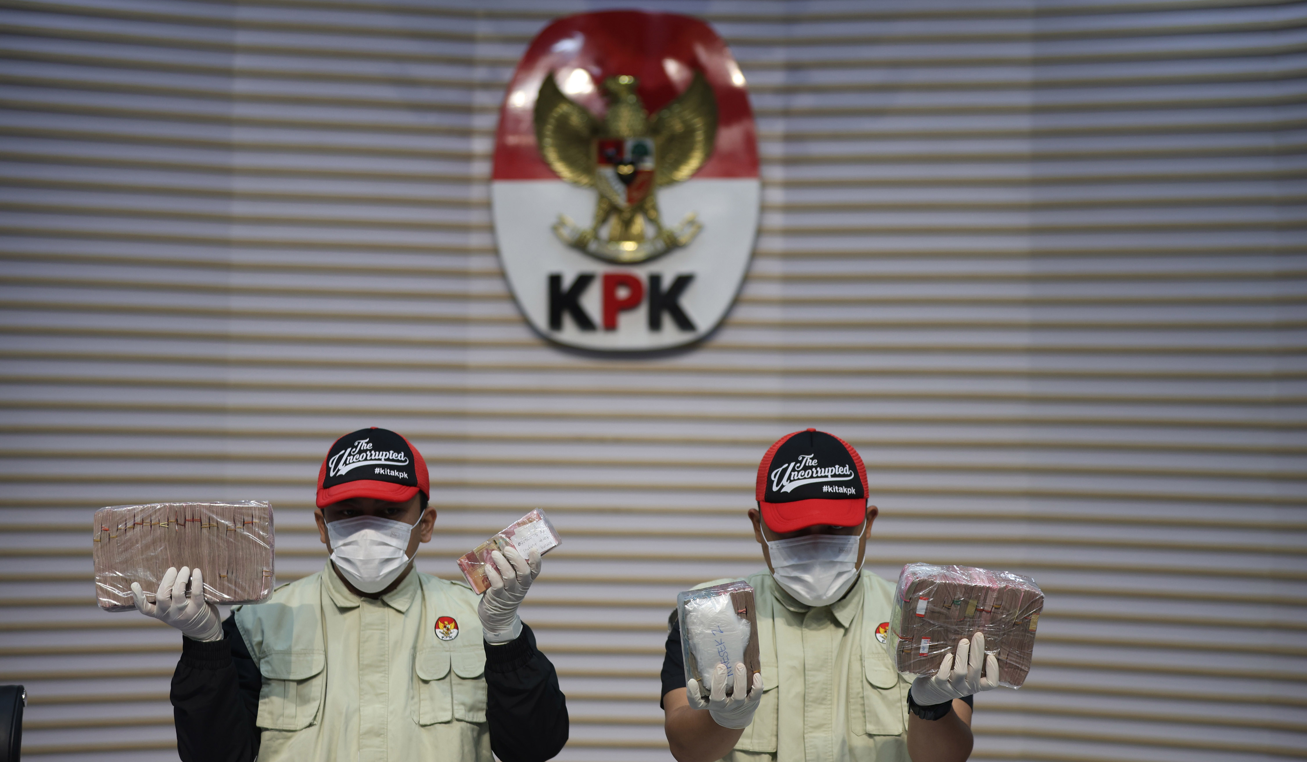 KPK sita uang hasil ott Bupati Pati. (Agus Priatna/SinPo.id)