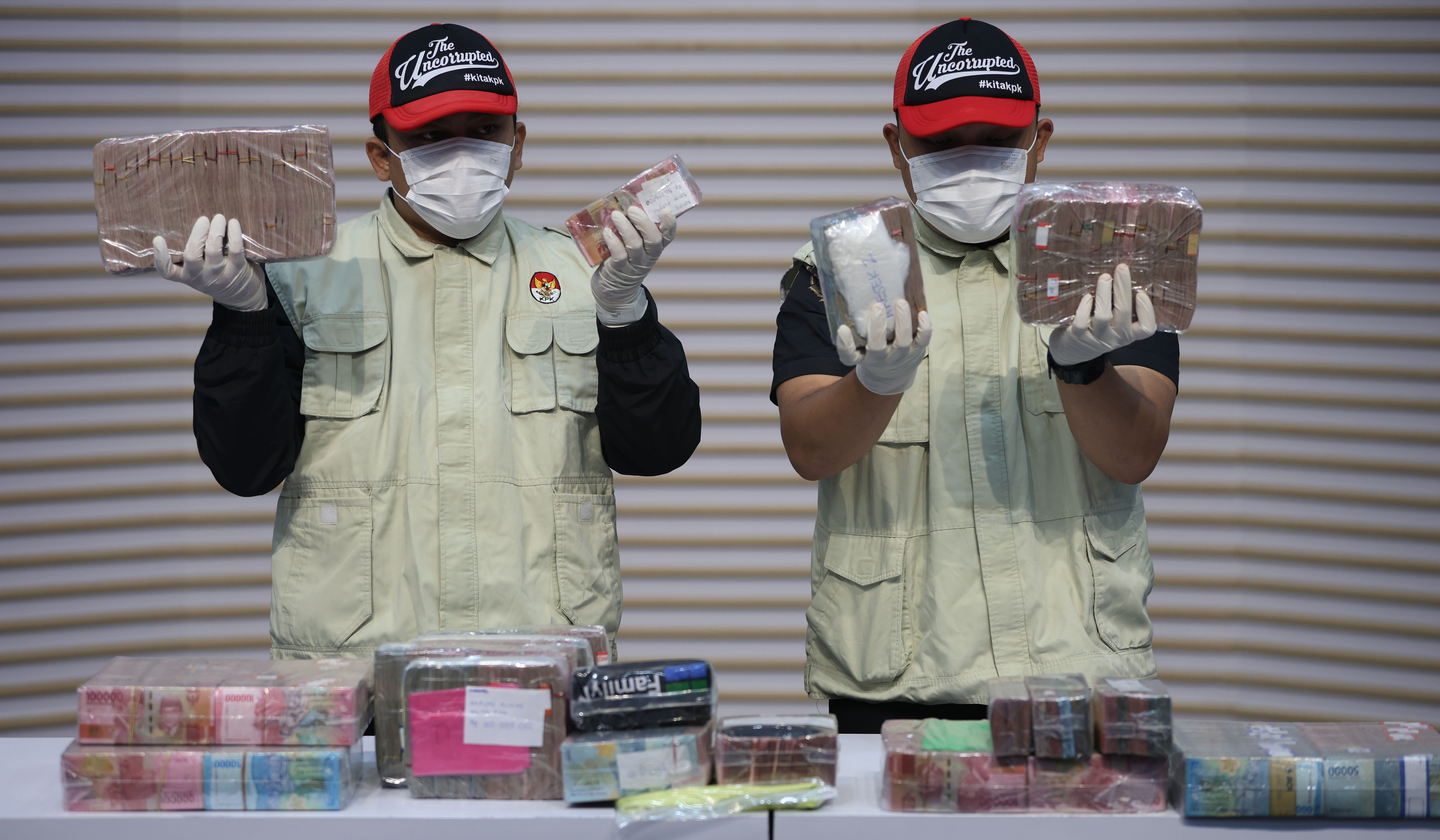 KPK sita uang hasil ott Bupati Pati. (Agus Priatna/SinPo.id)