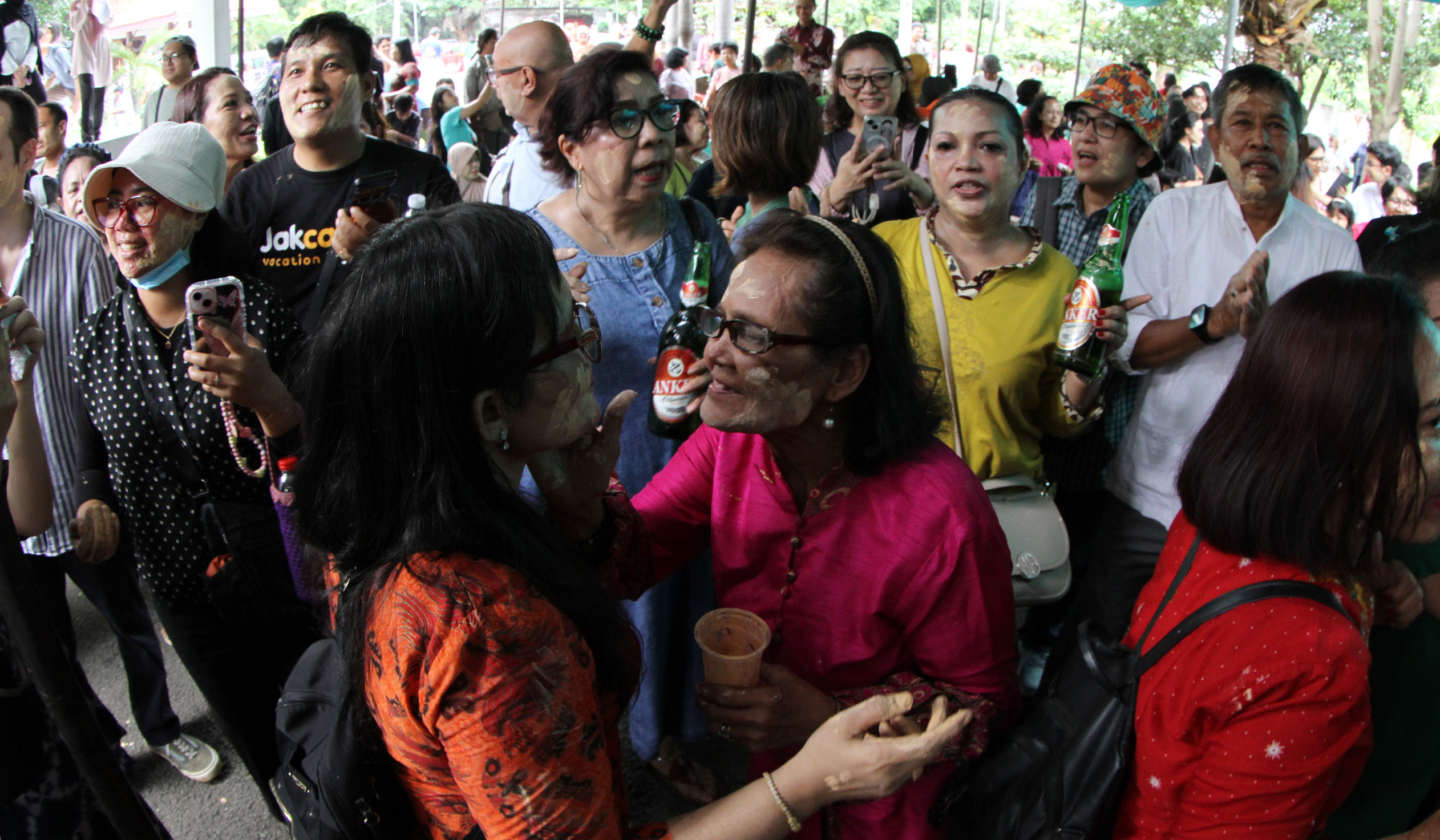 Tradisi Mandi Mandi Kampung Tugu, Jakarta. (Agus Priatna/SinPo.id)