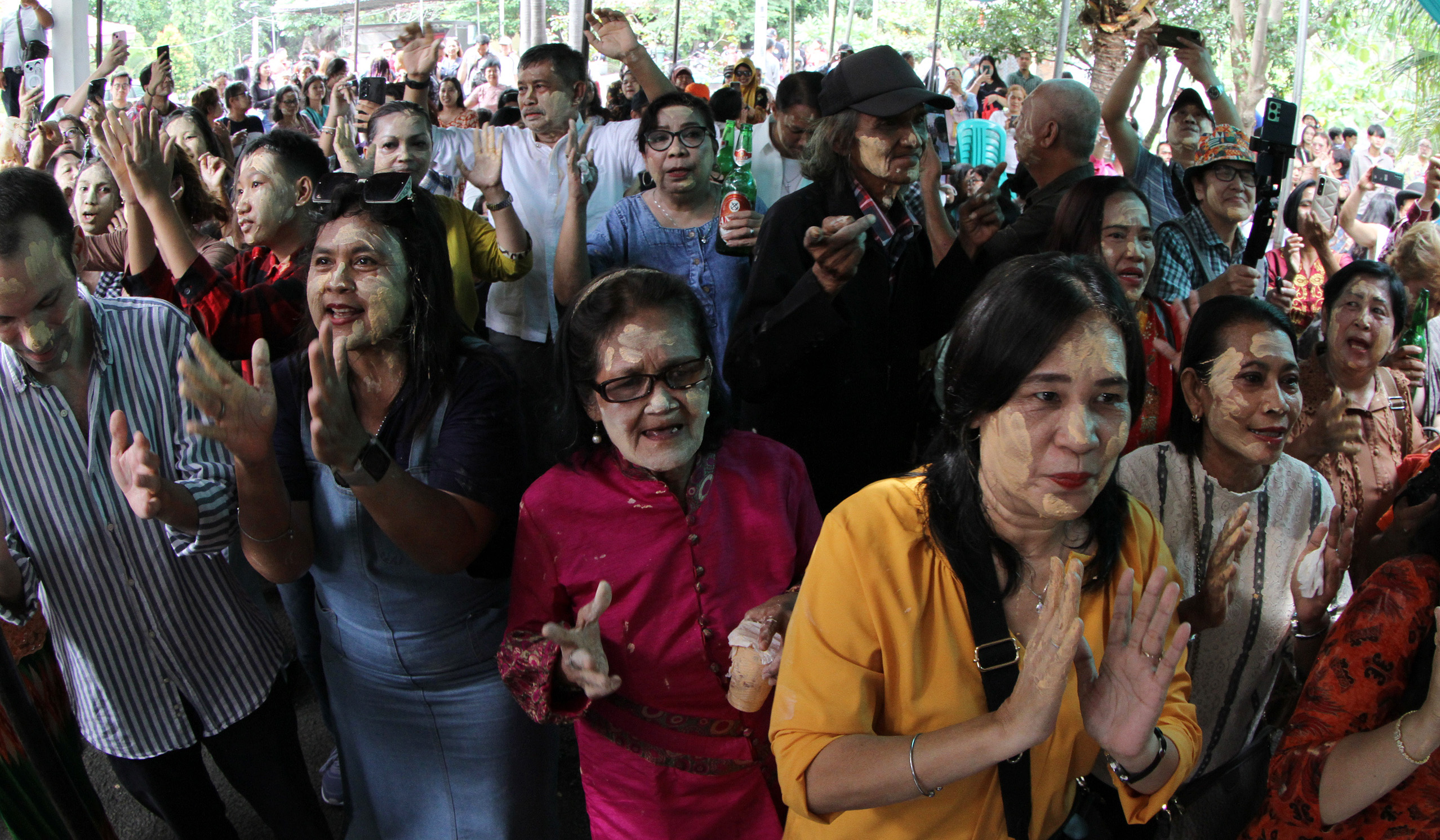Tradisi Mandi Mandi Kampung Tugu, Jakarta. (Agus Priatna/SinPo.id)