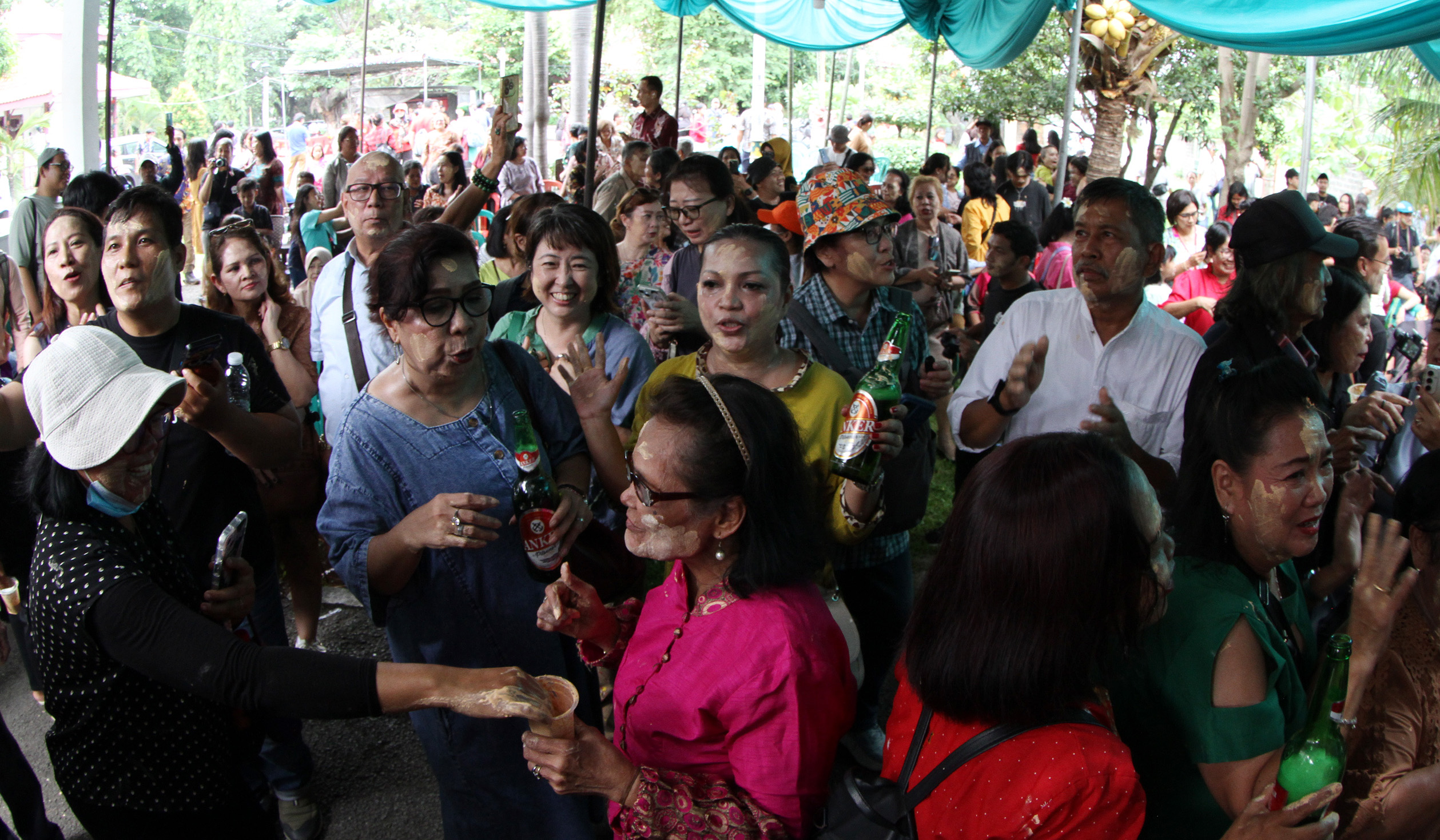 Tradisi Mandi Mandi Kampung Tugu, Jakarta. (Agus Priatna/SinPo.id)