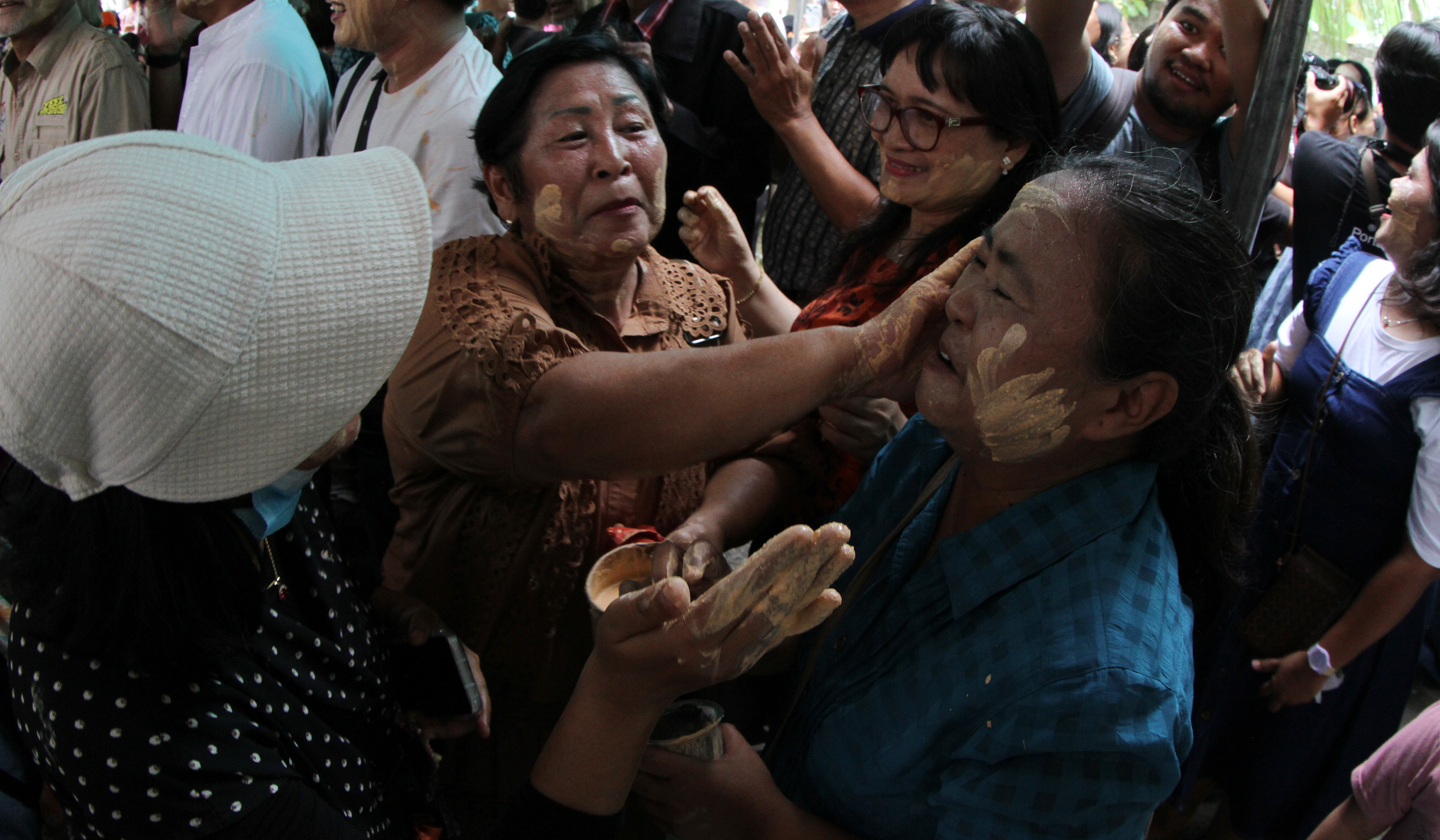 Tradisi Mandi Mandi Kampung Tugu, Jakarta. (Agus Priatna/SinPo.id)
