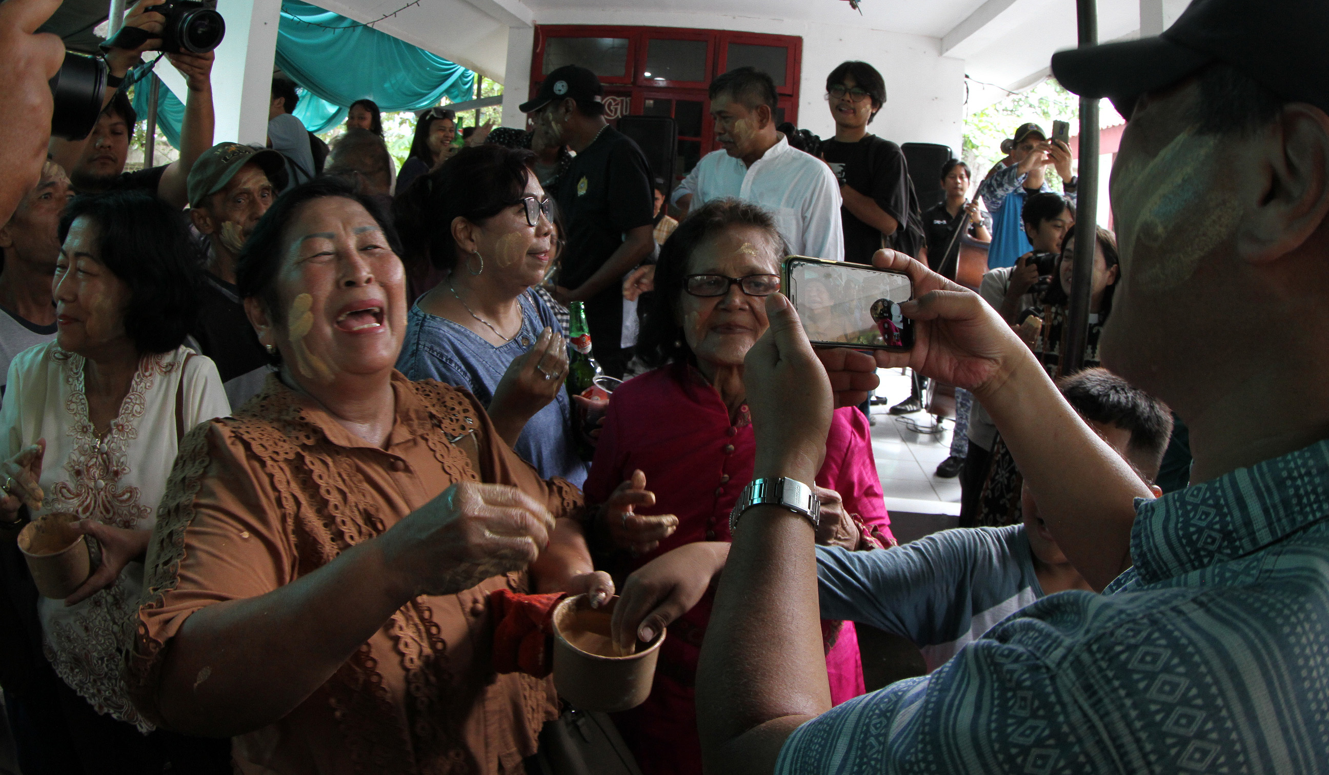 Tradisi Mandi Mandi Kampung Tugu, Jakarta. (Agus Priatna/SinPo.id)