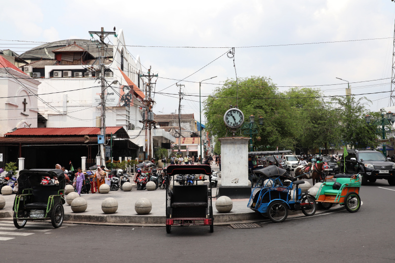 Wisata Jalan Malioboro dan Pasar Beringharjo menjadikan tempat transaksi ekonomi bagi para warga lokal (Ashar/SinPo.id)