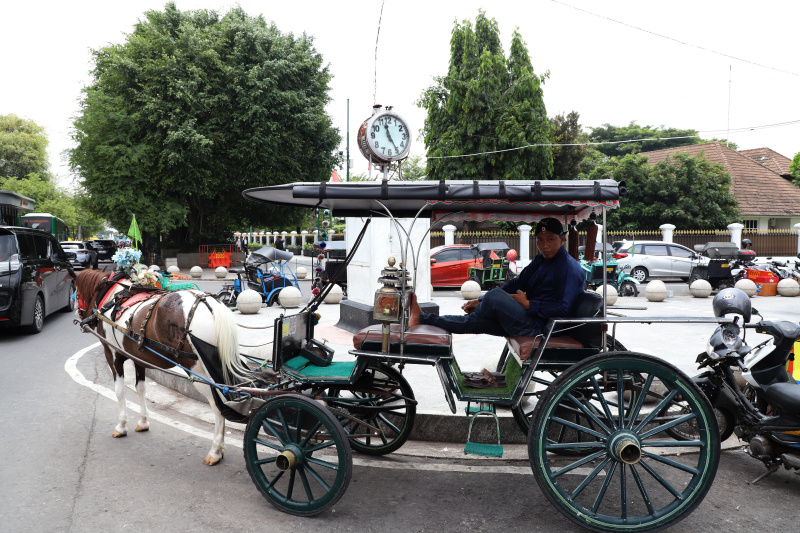 Wisata Jalan Malioboro dan Pasar Beringharjo menjadikan tempat transaksi ekonomi bagi para warga lokal (Ashar/SinPo.id)