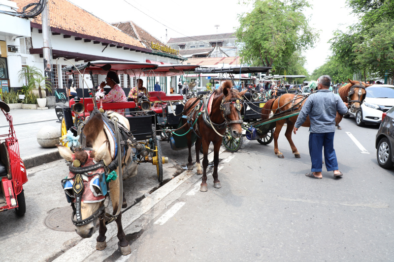 Wisata Jalan Malioboro dan Pasar Beringharjo menjadikan tempat transaksi ekonomi bagi para warga lokal (Ashar/SinPo.id)