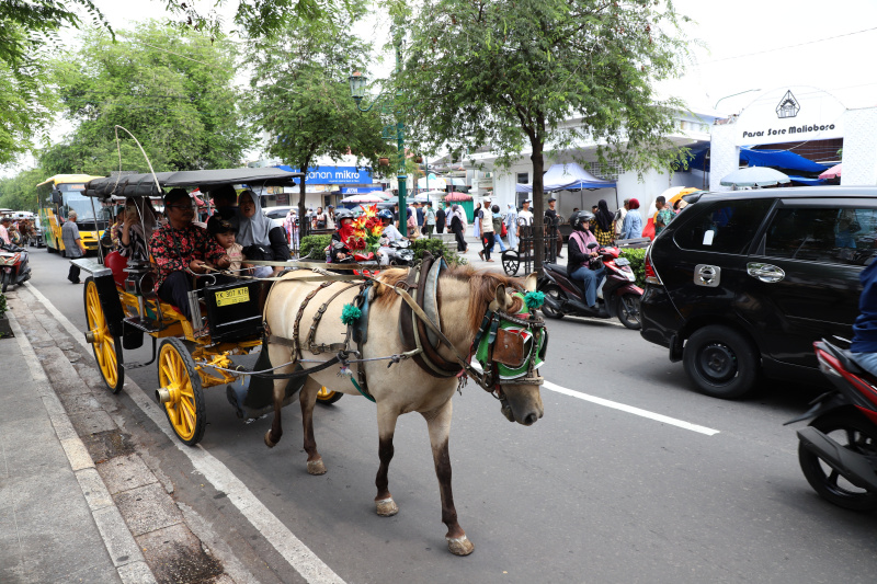 Wisata Jalan Malioboro dan Pasar Beringharjo menjadikan tempat transaksi ekonomi bagi para warga lokal (Ashar/SinPo.id)