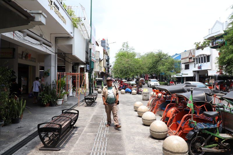 Wisata Jalan Malioboro dan Pasar Beringharjo menjadikan tempat transaksi ekonomi bagi para warga lokal (Ashar/SinPo.id)