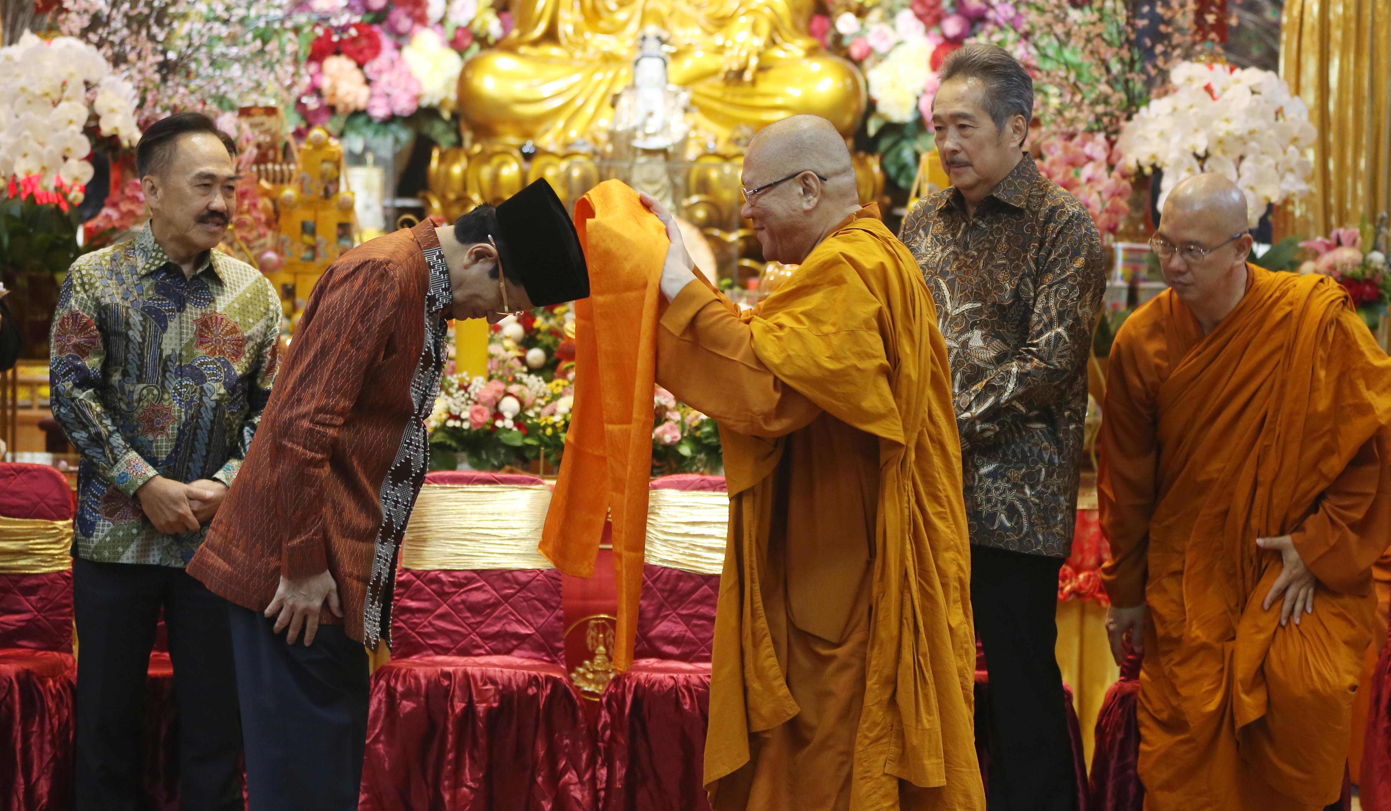 Menag hadiri peringatan Trisuci Waisak di Wihara Ekayana Arama. (Agus Priatna/SinPo.id)