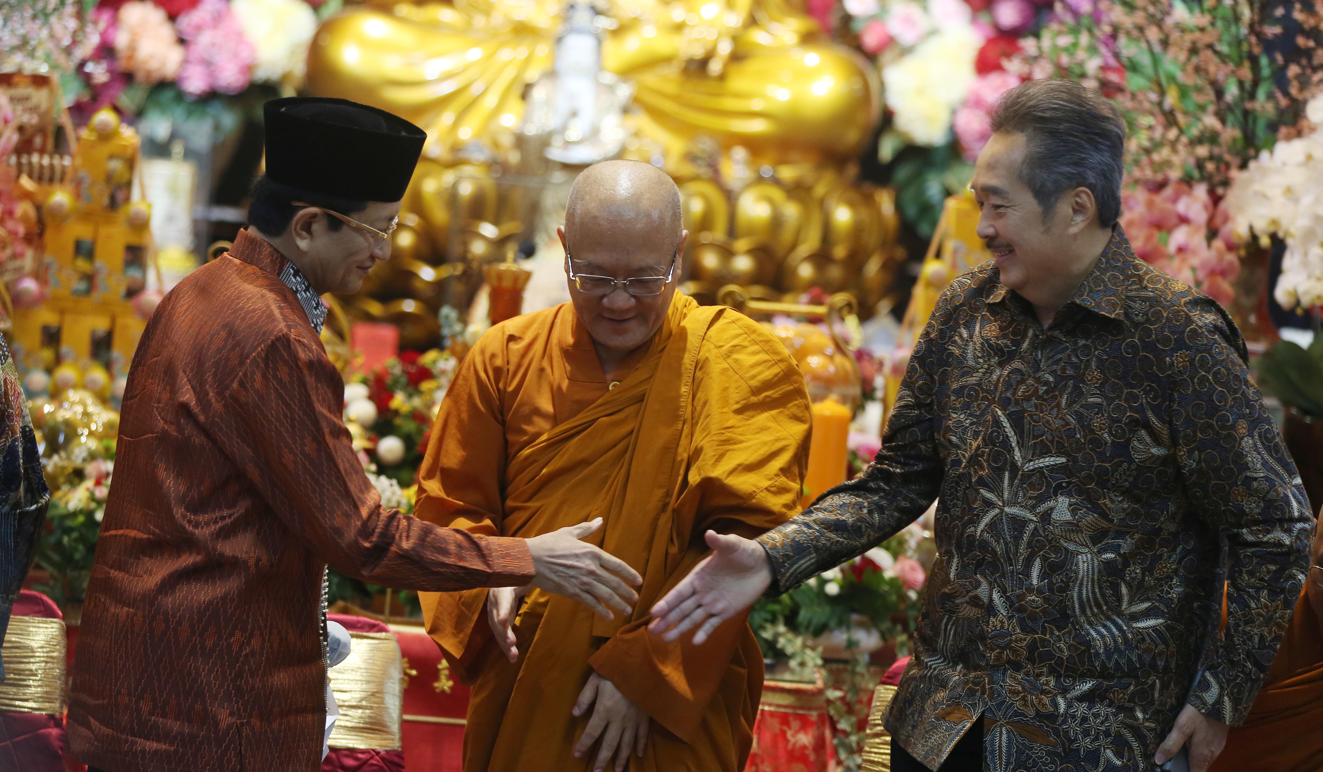 Menag hadiri peringatan Trisuci Waisak di Wihara Ekayana Arama. (Agus Priatna/SinPo.id)