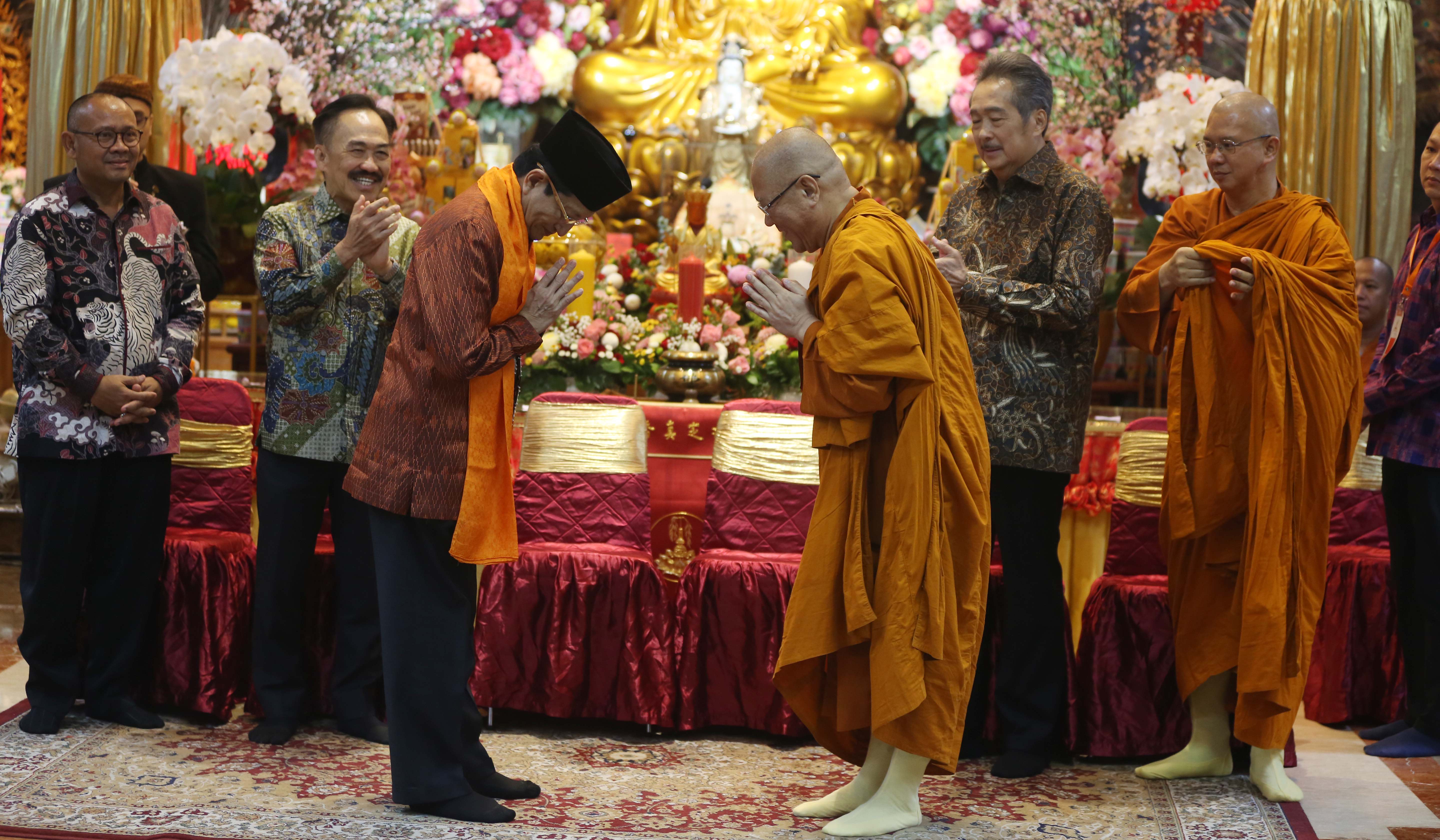 Menag hadiri peringatan Trisuci Waisak di Wihara Ekayana Arama. (Agus Priatna/SinPo.id)