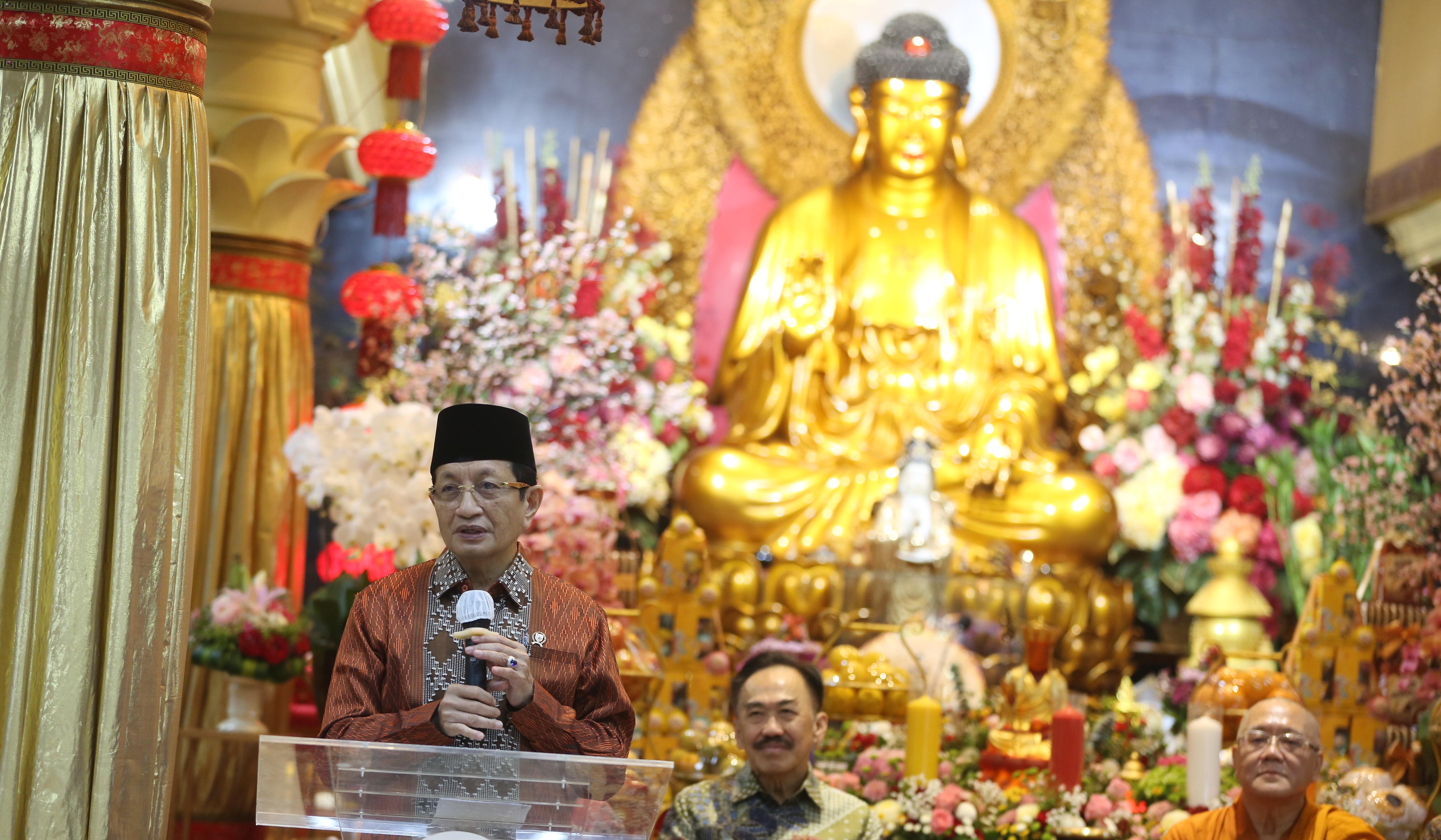 Menag hadiri peringatan Trisuci Waisak di Wihara Ekayana Arama. (Agus Priatna/SinPo.id)