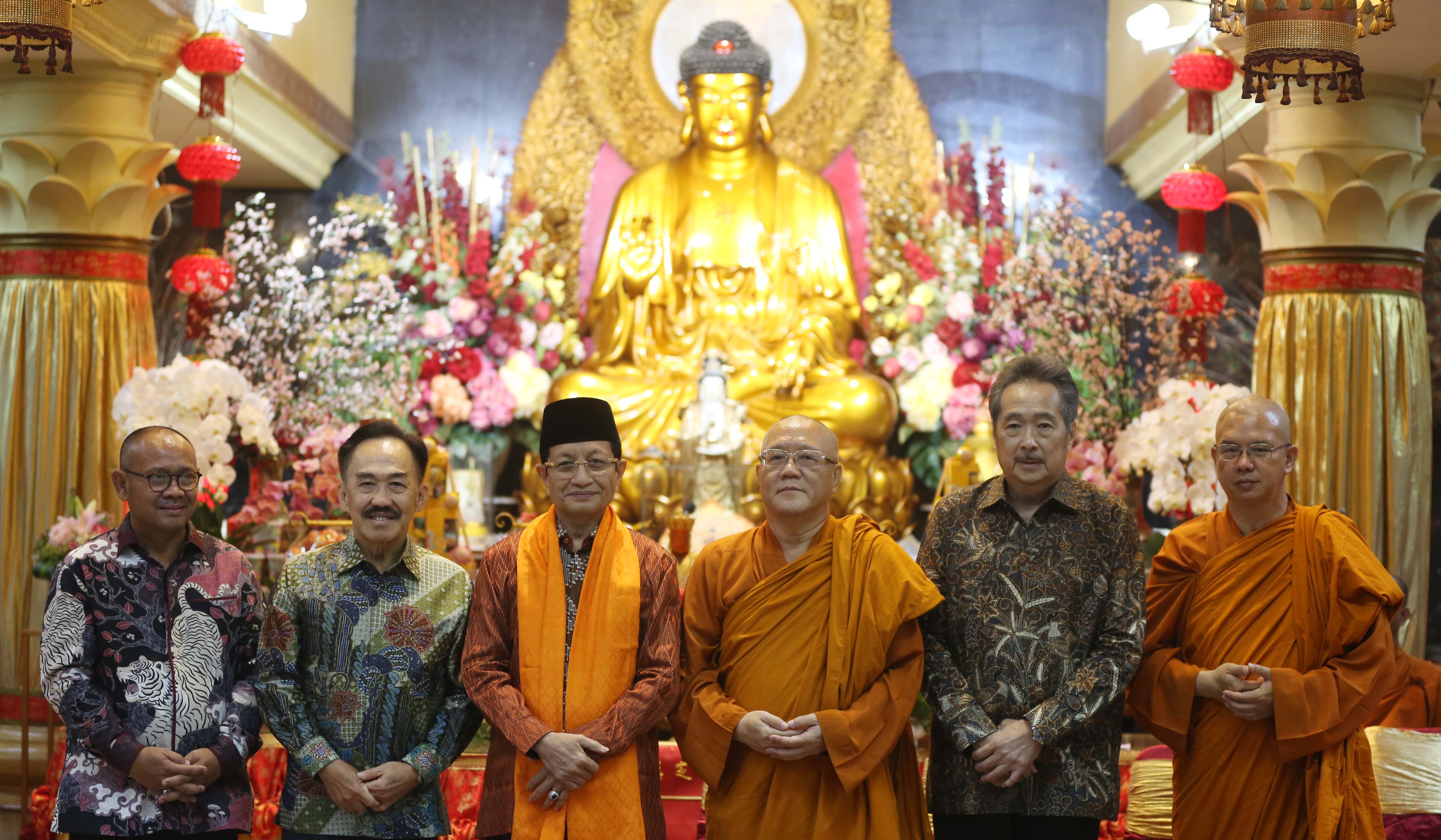 Menag hadiri peringatan Trisuci Waisak di Wihara Ekayana Arama. (Agus Priatna/SinPo.id)