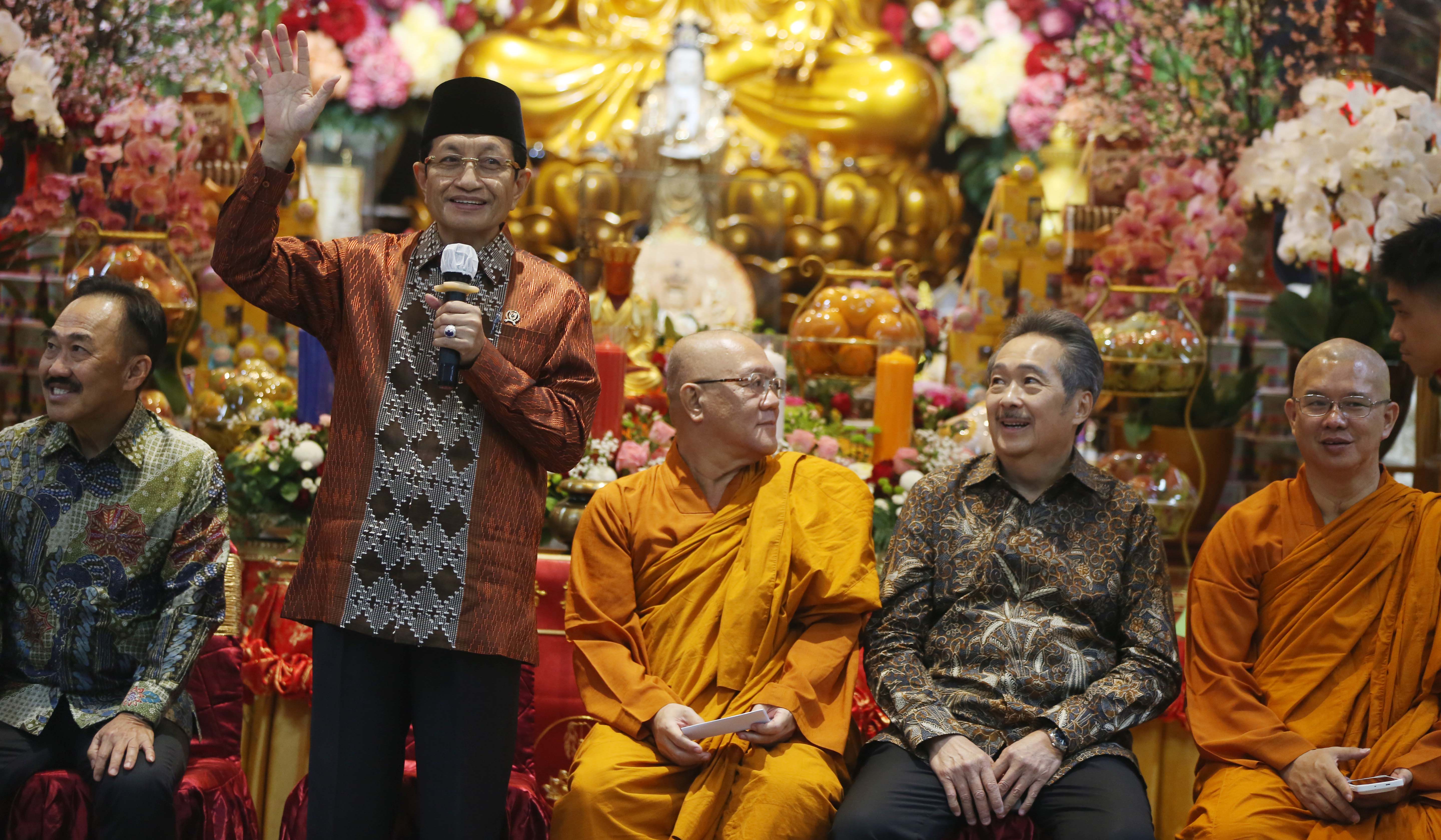 Menag hadiri peringatan Trisuci Waisak di Wihara Ekayana Arama. (Agus Priatna/SinPo.id)