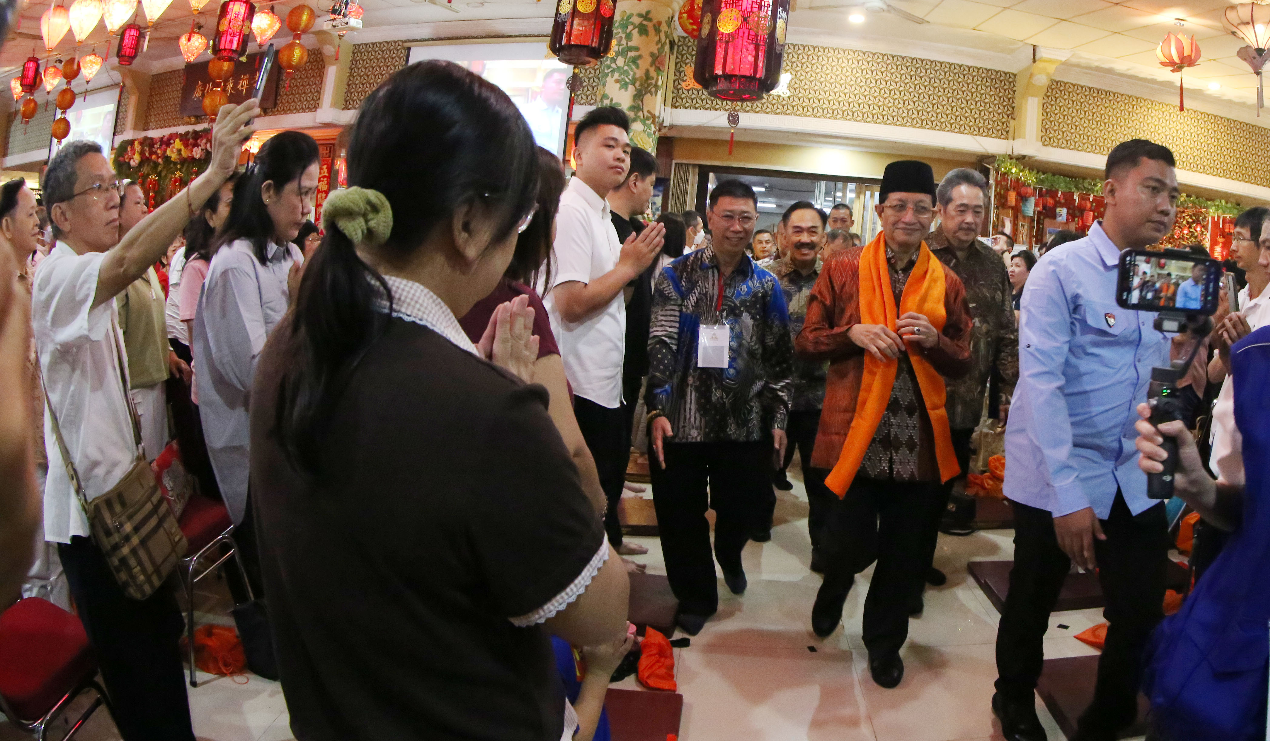 Menag hadiri peringatan Trisuci Waisak di Wihara Ekayana Arama. (Agus Priatna/SinPo.id)
