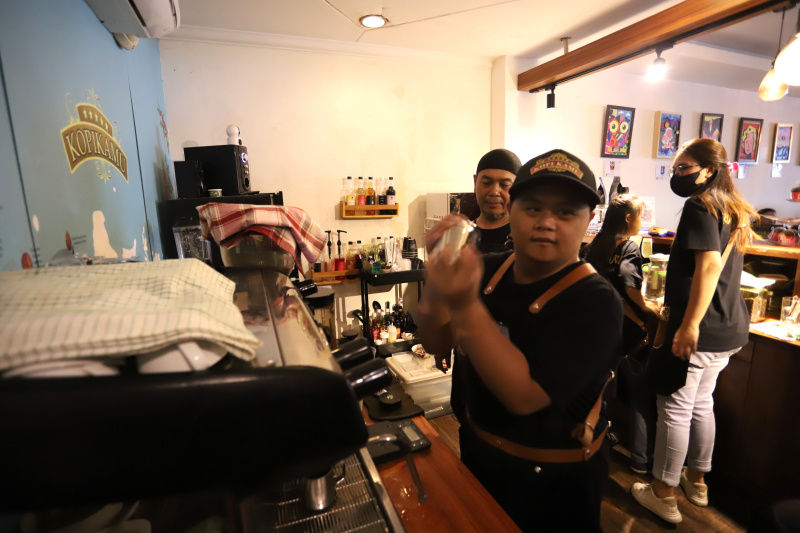 Mencicipi kopi racikan barista disabilitas down syndrome di Cafe Kopi Kamu (Ashar/SinPo.id)