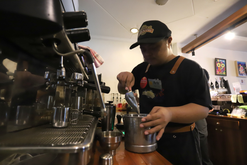 Mencicipi kopi racikan barista disabilitas down syndrome di Cafe Kopi Kamu (Ashar/SinPo.id)