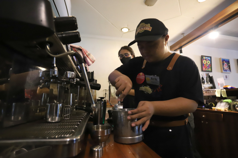 Mencicipi kopi racikan barista disabilitas down syndrome di Cafe Kopi Kamu (Ashar/SinPo.id)