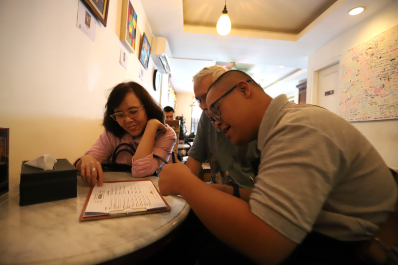 Mencicipi kopi racikan barista disabilitas down syndrome di Cafe Kopi Kamu (Ashar/SinPo.id)