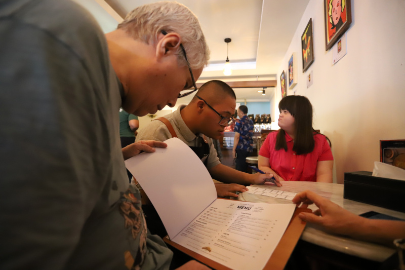 Mencicipi kopi racikan barista disabilitas down syndrome di Cafe Kopi Kamu (Ashar/SinPo.id)