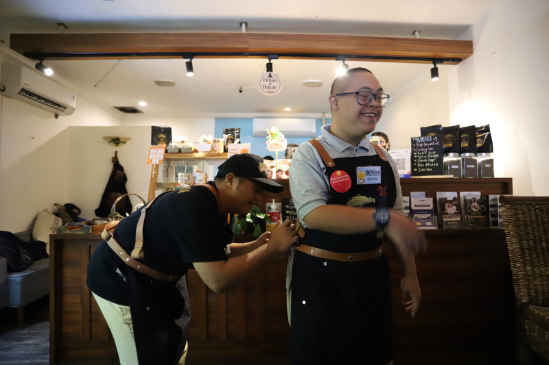 Mencicipi kopi racikan barista disabilitas down syndrome di Cafe Kopi Kamu (Ashar/SinPo.id)