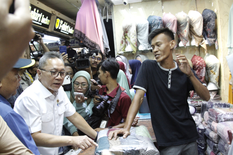 Mendag Zulkifli Hasan meninjau Pasar Tanah Abang Blok A yang sepi akibat banyaknya penjualan online dan Tiktok Shop (Ashar/SinPo.id)