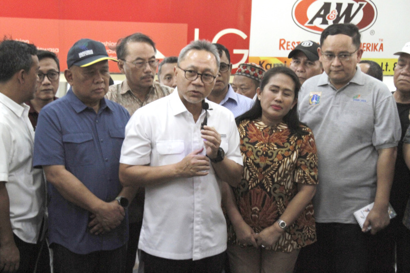 Mendag Zulkifli Hasan meninjau Pasar Tanah Abang Blok A yang sepi akibat banyaknya penjualan online dan Tiktok Shop (Ashar/SinPo.id)