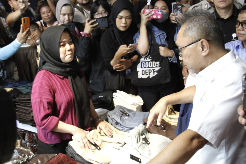 Mendag Zulkifli Hasan meninjau Pasar Tanah Abang Blok A yang sepi akibat banyaknya penjualan online dan Tiktok Shop (Ashar/SinPo.id)