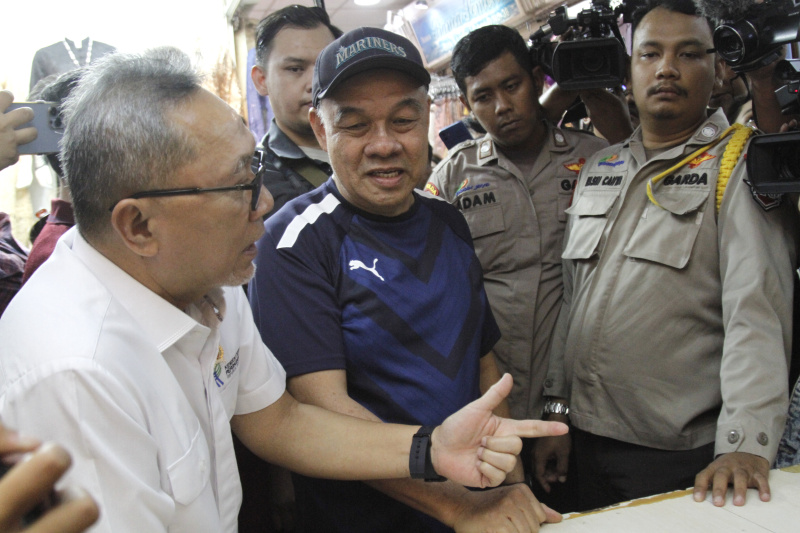 Mendag Zulkifli Hasan meninjau Pasar Tanah Abang Blok A yang sepi akibat banyaknya penjualan online dan Tiktok Shop (Ashar/SinPo.id)