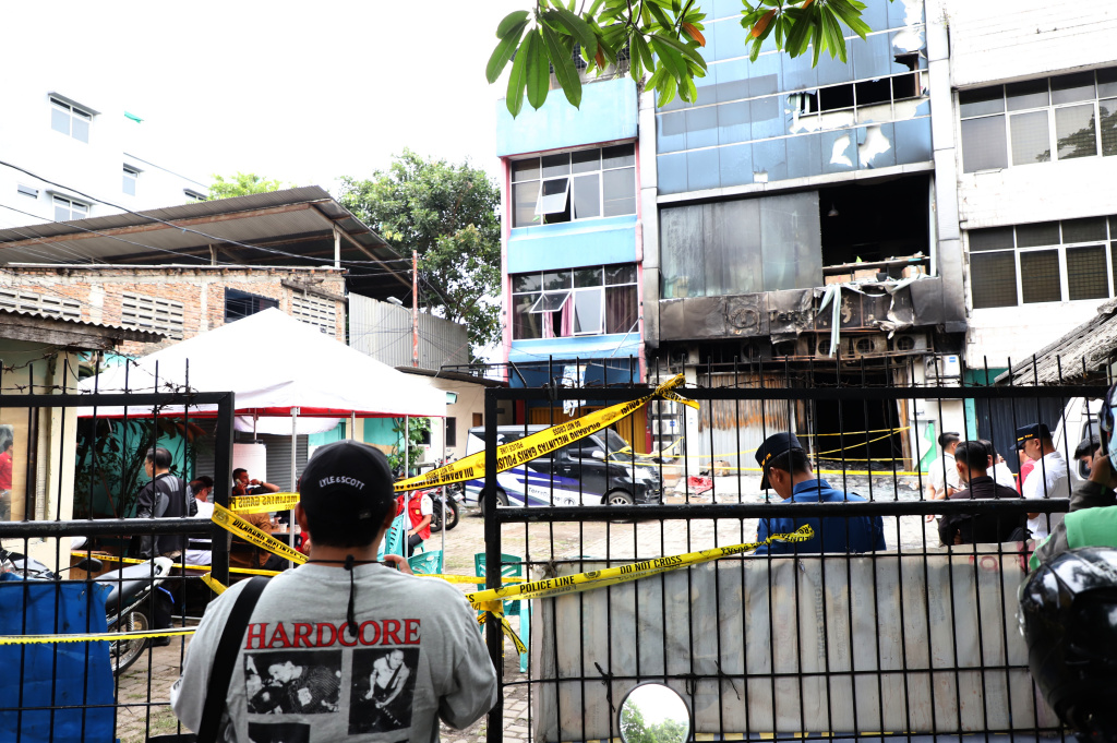 Mendagri Tito Karnavian meninjau lokasi pascakebakaran Kantor Terra Drone (Ashar/SinPo.id)