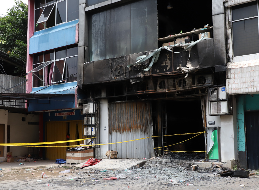 Mendagri Tito Karnavian meninjau lokasi pascakebakaran Kantor Terra Drone (Ashar/SinPo.id)