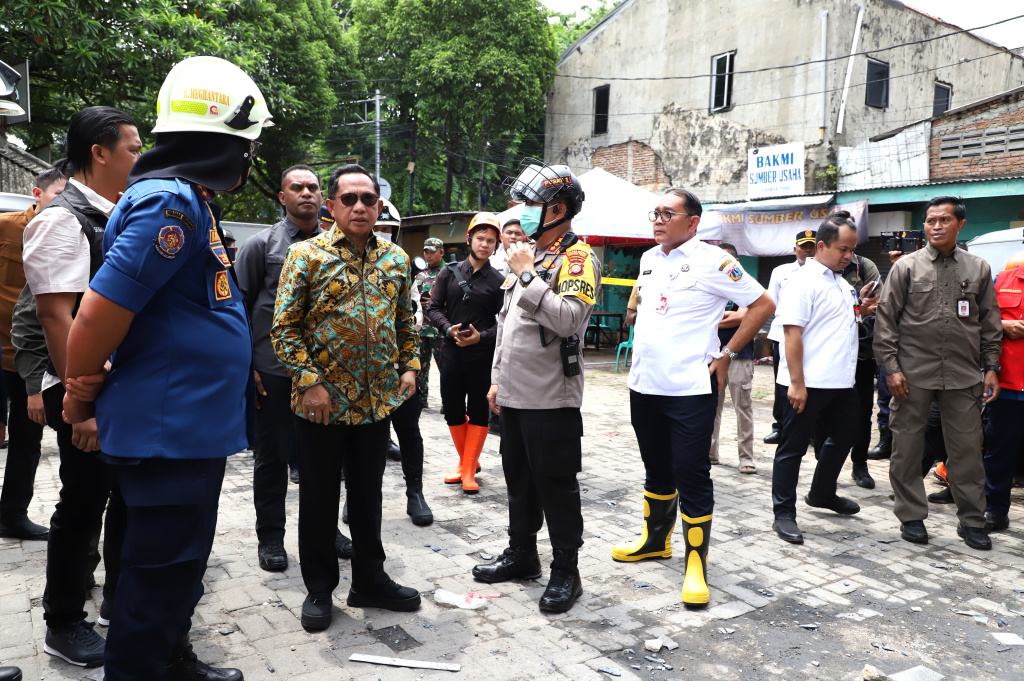 Mendagri Tito Karnavian meninjau lokasi pascakebakaran Kantor Terra Drone (Ashar/SinPo.id)