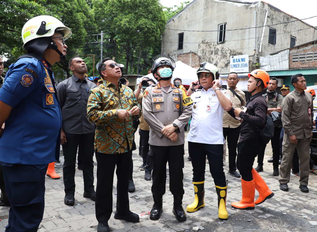 Mendagri Tito Karnavian meninjau lokasi pascakebakaran Kantor Terra Drone (Ashar/SinPo.id)