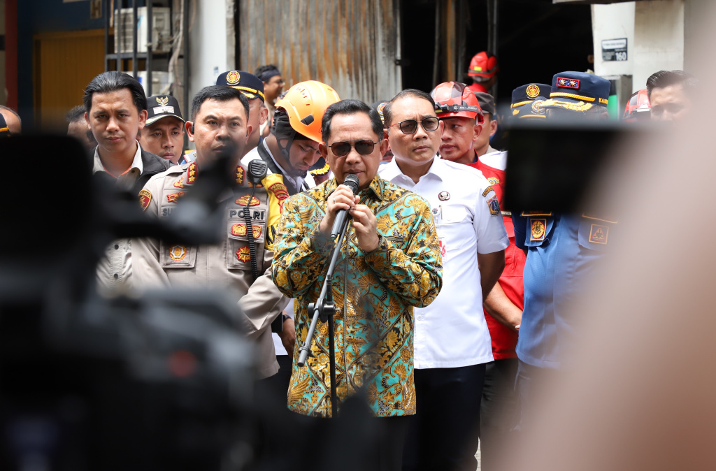 Mendagri Tito Karnavian meninjau lokasi pascakebakaran Kantor Terra Drone (Ashar/SinPo.id)