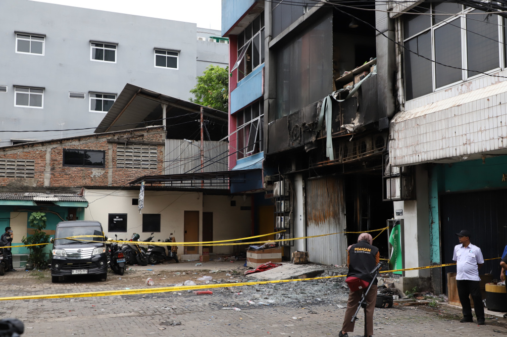 Mendagri Tito Karnavian meninjau lokasi pascakebakaran Kantor Terra Drone (Ashar/SinPo.id)