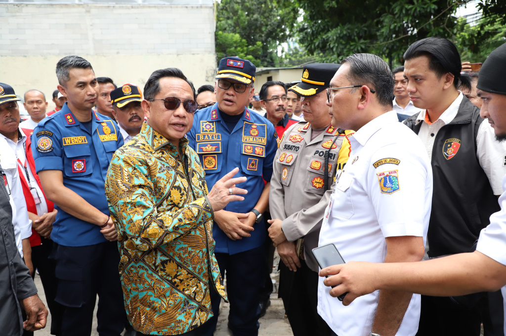 Mendagri Tito Karnavian meninjau lokasi pascakebakaran Kantor Terra Drone (Ashar/SinPo.id)
