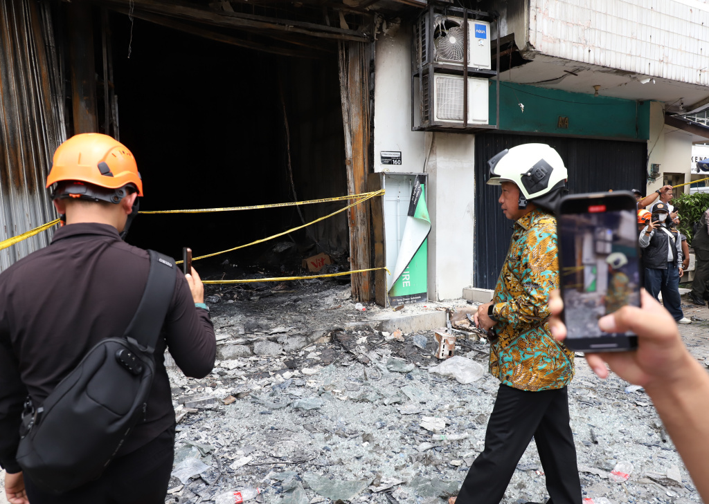 Mendagri Tito Karnavian meninjau lokasi pascakebakaran Kantor Terra Drone (Ashar/SinPo.id)