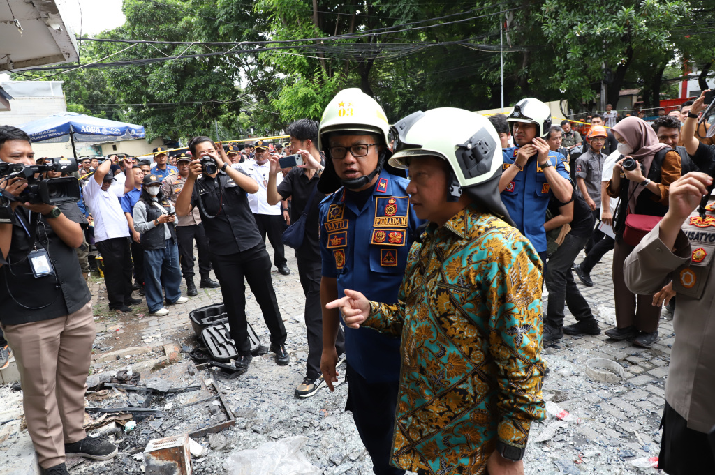 Mendagri Tito Karnavian meninjau lokasi pascakebakaran Kantor Terra Drone (Ashar/SinPo.id)