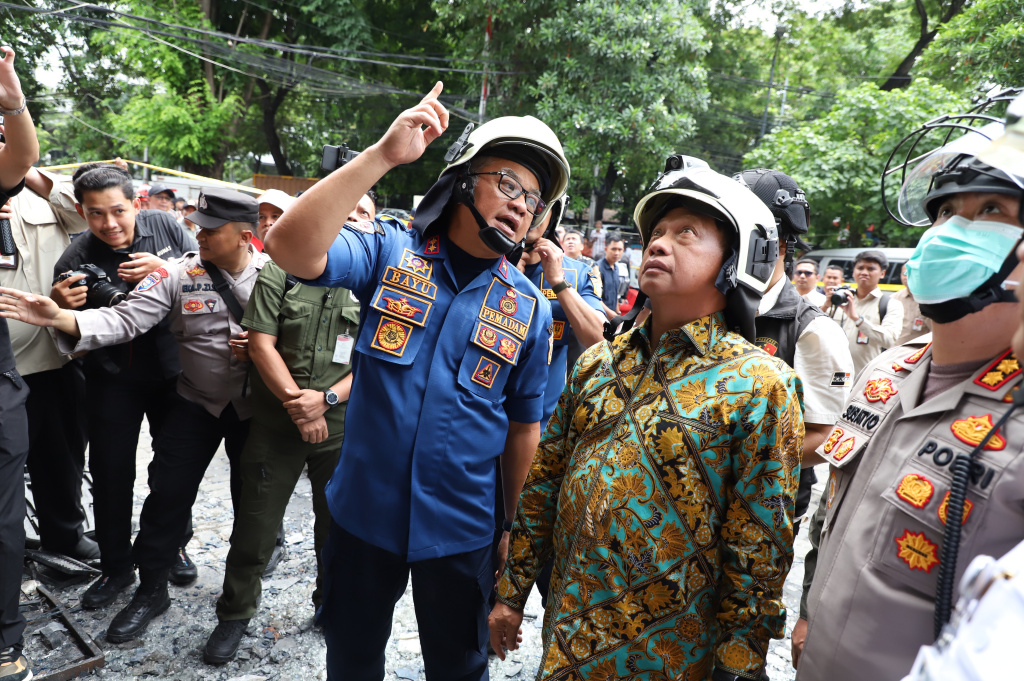 Mendagri Tito Karnavian meninjau lokasi pascakebakaran Kantor Terra Drone (Ashar/SinPo.id)