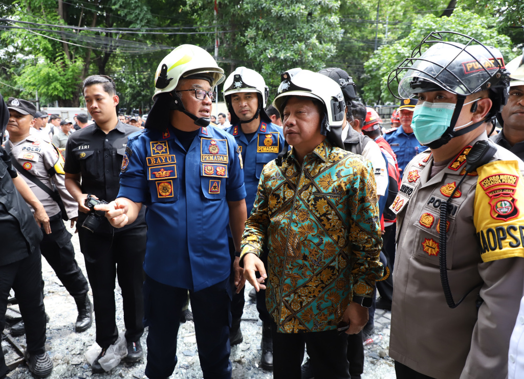 Mendagri Tito Karnavian meninjau lokasi pascakebakaran Kantor Terra Drone (Ashar/SinPo.id)