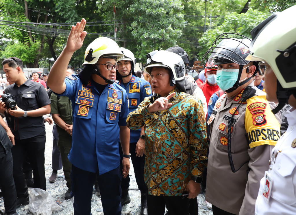 Mendagri Tito Karnavian meninjau lokasi pascakebakaran Kantor Terra Drone (Ashar/SinPo.id)