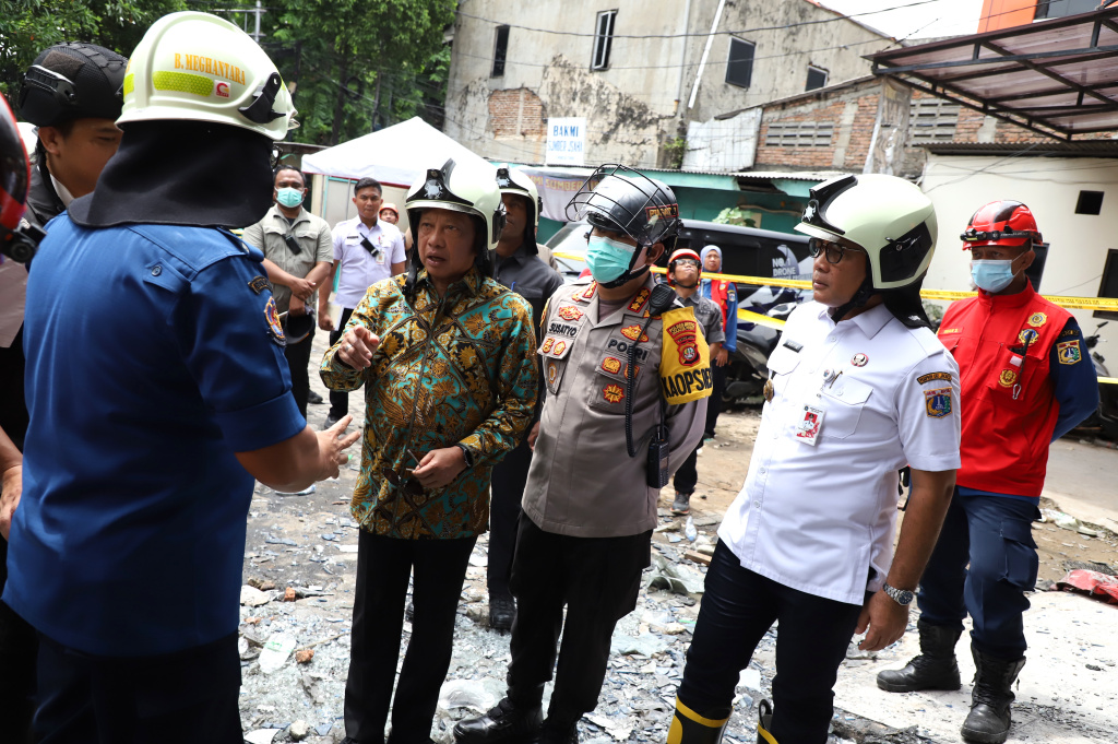 Mendagri Tito Karnavian meninjau lokasi pascakebakaran Kantor Terra Drone (Ashar/SinPo.id)