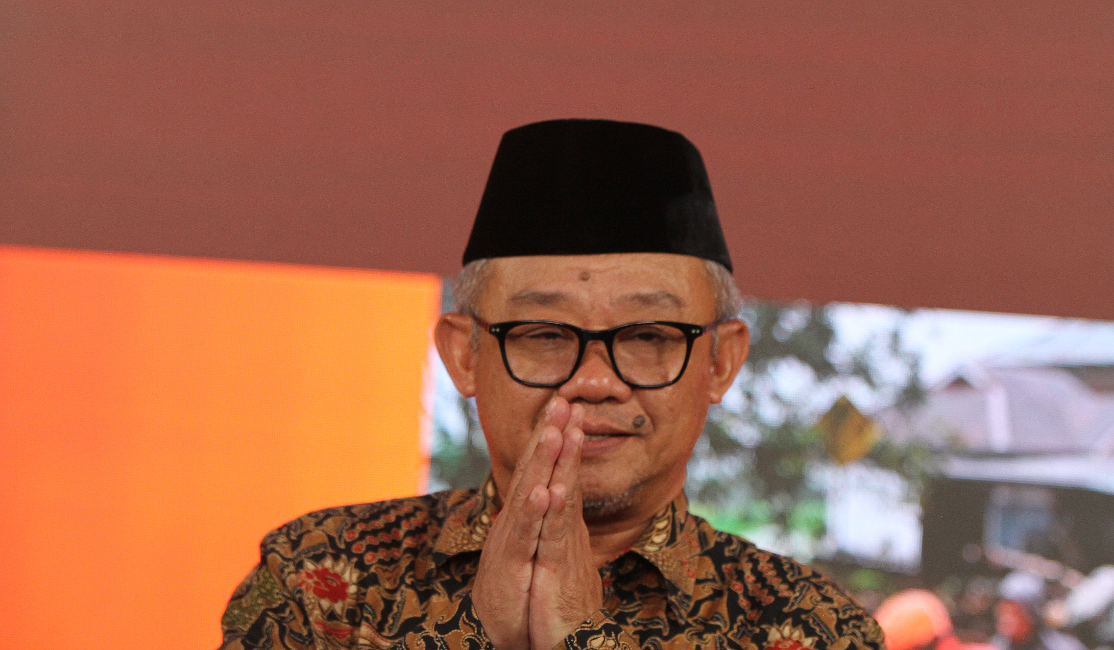 Mendikdasmen, Abdul Mu'ti, konferensi pers terkait update penanganan bencana. (Agus Priatna/SinPo.id)