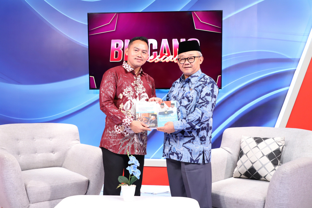 Menteri Pendidikan Dasar dan Menengah (Mendikdasmen) Prof Abdul Mu'ti melalakun audensi dengan SIN PO tv membahas program kerja Kemendikdasmen (Ashar/SinPo.id)