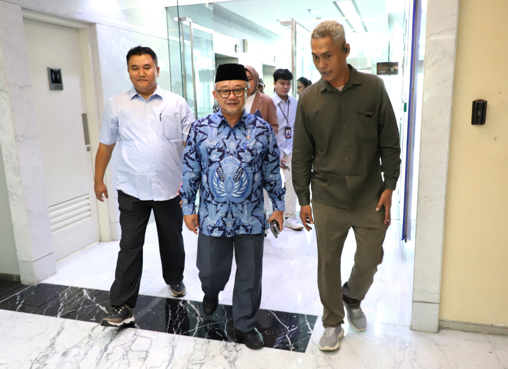 Menteri Pendidikan Dasar dan Menengah (Mendikdasmen) Prof Abdul Mu'ti melalakun audensi dengan SIN PO tv membahas program kerja Kemendikdasmen (Ashar/SinPo.id)