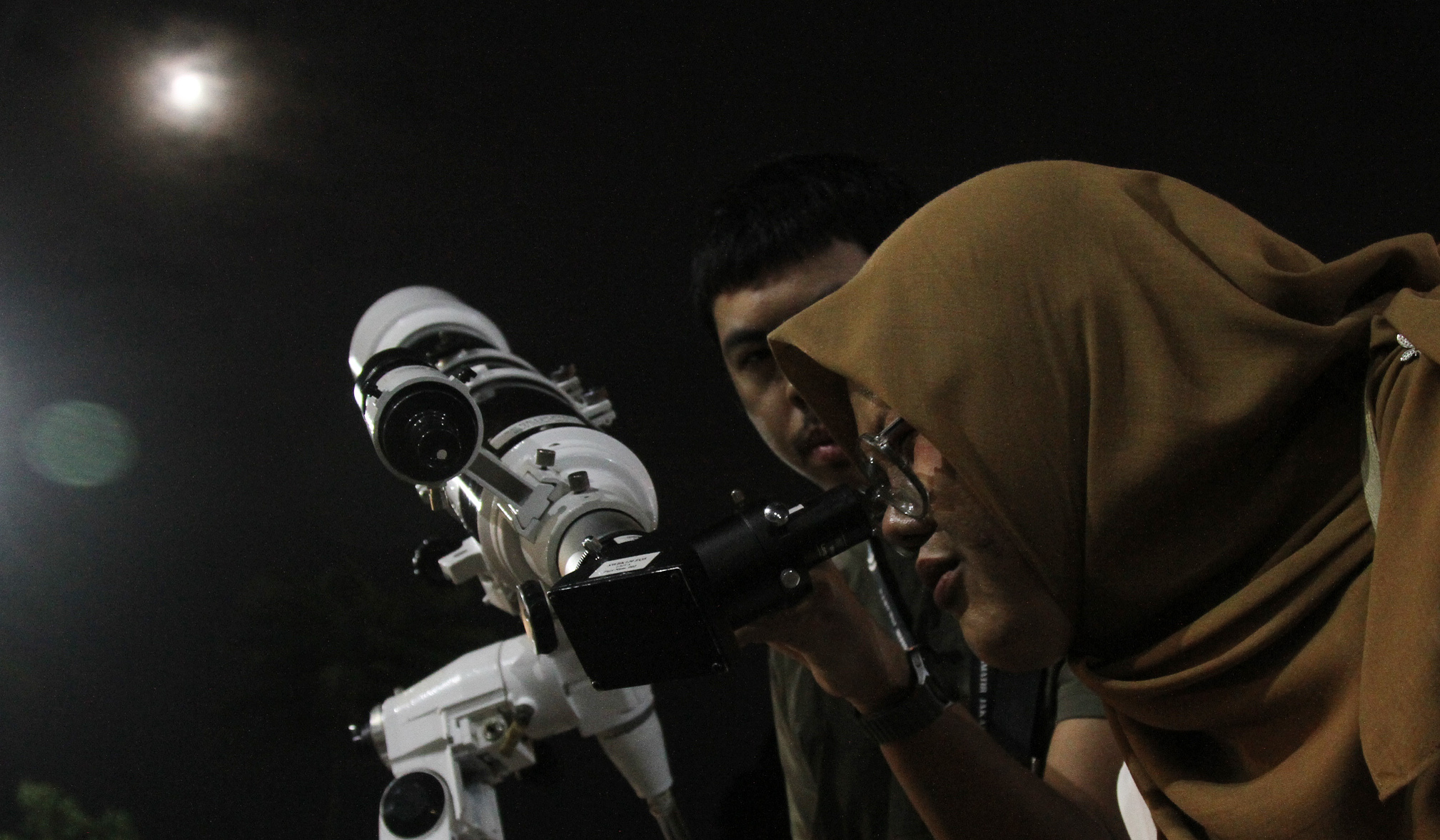 Warga menyaksikan fenomena Supermoon. (Agus Priatna/SinPo.id)